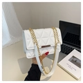 Dettaglio della borsa a tracolla trapuntata bianca con finiture in metallo dorato - Bianco