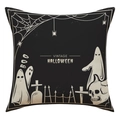 Detail van vintage Halloween kussensloop met spoken en skeletten op zwart linnen materiaal - 45*45cm (Zonder kussenvulling) / Spookkasteel Patroon (23YM54-3)