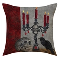 Makro-Detail des Halloween-Leinenkissenbezugs mit Totenkopfkerzen und Rabenmotiv - Schädel Kandelaber Rabe Stil (23YM55-3)