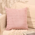 Rosa Kissenbezug aus Cordplüsch mit Streifenstruktur auf einem gemütlichen Sofa - Kissenbezug (Nur Bezug) / Lotusrosa