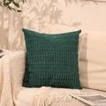 Dunkelgrünes Cord-Dekokissen mit Streifentextur auf einem neutralen Sofa - Kissenbezug (Nur Bezug) / Smaragdgrün
