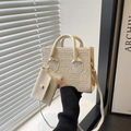 Sac à main deux pièces en paille tressée crème avec un petit porte-monnaie en cuir assorti - Blanc
