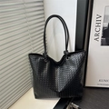 Minimalistische schwarze gewebte Leder-Tote-Bag für Damen mit Schattenbeleuchtung - Magnetverschluss-Stil (Sauguntermund Schwarz) / Schwarz