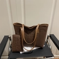 Set borsa tote leopardata con pochette coordinata e manici in pelle marrone su sedia - Marrone