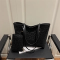 Set borsa tote chic leopardata nera con borchie su sfondo di sedia minimalista - Nero
