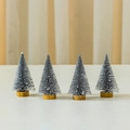 Lot de quatre mini sapins de Noël en cèdre de 10cm avec bases en bois naturel rondes - Argent (Lot de 4)