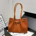 Bolso tote de cuero trenzado marrón caramelo en una caja de regalo de lujo con seda - Marrón