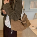 Primer plano de bolso tote de ante marrón caramelo con correas de cuero para el otoño - Caqui