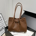 Bolso tote marrón de textura trenzada con correas finas en una caja de regalo de lujo - Marrón