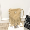 Borsa a tracolla boho in camoscio con frange, borchie e cristallo su libri bianchi - Cachi