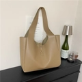 Grote minimalistische kaki shopper van mat leer voor dames met gouden metalen sluiting - Khaki