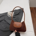 Bolso de hombro marrón oscuro efecto cocodrilo con hebilla de lazo plateado - Marrón