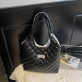 Borsa tote nera trapuntata moderna con motivo a rombi ed etichetta bianca fashion - Nero