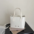 Detail der weißen PU-Leder Eimertasche mit FASHION Metall-Logo und abnehmbarem Gurt - Weiß