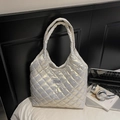 Borsa tote trapuntata in bianco iridescente con toppa con logo Fashion Instinct - Bianco Sporco