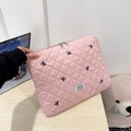 Detalle de funda rosa acolchada para iPad con bordado de lazos negros y cremallera metálica - Grande / Rosa