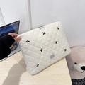 Detalle de la funda acolchada crema para iPad con lazos bordados negros y cremallera - Grande / Blanco Roto