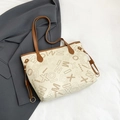 Große beige Tragetasche mit braunen Lederriemen und HORHE Monogramm-Print für den Alltag - Weiß