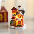 Miniature de maison de Noël en résine avec éclairage LED et panneau GIFT chaleureux - Magasin de Cadeaux (J)