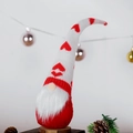 Gnome de la Saint-Valentin en peluche avec motifs cœurs rouges sur bonnet blanc tricoté - Style Chapeau Blanc
