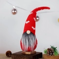 Détail d'un gnome de la Saint-Valentin avec bonnet rouge à cœurs et longue barbe grise - Chapeau Rouge