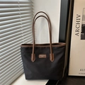 Bolso tote grande de nailon negro con asas de cuero marrón y costuras en contraste - Negro y Marrón