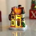 Maison de Noël lumineuse en résine avec toit rouge enneigé et lumière LED chaude - Maison Chaleureuse (H)