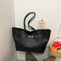 Bolso tote de cuero negro con hebilla dorada para un estilo elegante y diario - Negro