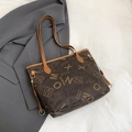 Braune Leder-Tragetasche mit modischem Buchstabendruck und hellbraunen Riemen für Damen - Braun