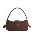 Bolso baguette marrón oscuro con superficie texturizada y hebilla dorada ovalada elegante - Marrón