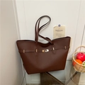 Bolso tote grande marrón oscuro de cuero sintético con hebilla dorada - Marrón