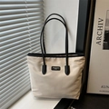 Bolso tote minimalista de tela oxford crema con ribetes en cuero negro contrastado - Blanco & Negro