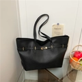 Bolso tote negro minimalista con hebilla dorada y acabado mate para ir al trabajo - Negro