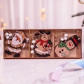 Set di ciondoli natalizi in legno con Babbo Natale e renna in una scatola regalo - Versione Bambola