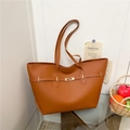 Bolso tote grande retro marrón caramelo en cuero mate con detalle de hebilla metálica - Marrón