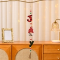 Decorazione natalizia JOY in legno con gnomo, motivi scozzesi e nappe pendenti - Stile Gnomo con Cappello Rosso (JOY)
