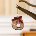 Ornamento natalizio in legno con gnomo, fiocco a quadri rosso e nero e scritta Xmas - Gnomo vecchio con la barba