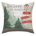 Detail van kerstkussensloop met Noordpool-wegwijzer en Believe in Magic tekst - Kerst Wegwijzer Stijl (23YM79-3)