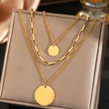 Collier multicouche en acier inoxydable doré avec pendentifs sur fond de soie - Collier à Trois Rangs Doré Avec Pendentif Disque (F199)