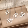 Collier avec pendentif lettre cursive en acier inoxydable argenté sur écrin à bijoux - Lettre A / Argent