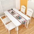 Chemin de table de Noël gris avec gnomes, glands rouges et texte MERRY EVERYTHING - Style Gnome Gris Chiné Merry Everything (Style 3) / 1.8m