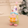 Gnome d'anniversaire rose et vert avec boîte cadeau et bonnet pointu décoré d'un cœur - Style de barbe