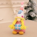 Gnome en peluche rose avec chapeau à cupcakes et boîte cadeau bleue pour la fête - Style tresse
