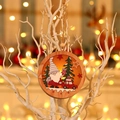 Colgante navideño de madera con gnomo y coche rojo sobre fondo bokeh de luces cálidas - Gnomo de Sombrero Blanco Redondo