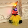 Lichtgevende Halloween kabouter met gele baard en pompoenhoed op een witte schouw - Pompoen Patroon Stijl / Geel
