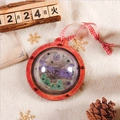 DIY Holz-Weihnachtskugel mit Weihnachtsmann-Silhouette und rot-weißem Karo-Band - Rentierschlitten-Stil