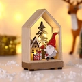 Maison de Noël lumineuse en bois avec gnome et mini sapin sur décor de neige - Bonnet Rouge