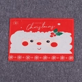 Détail d'un set de table de Noël rouge avec motif Père Noël et texte Merry Christmas - Père Noël à Grosse Tête