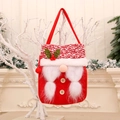 Rote Weihnachts-Gnom-Geschenktasche aus Plüsch mit weißen Zöpfen an einem Ast hängend - Rot
