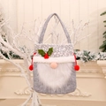 Weihnachtliche Wichtel-Geschenktasche aus grauem Filz mit Bart und Stechpalmen-Deko - Grau